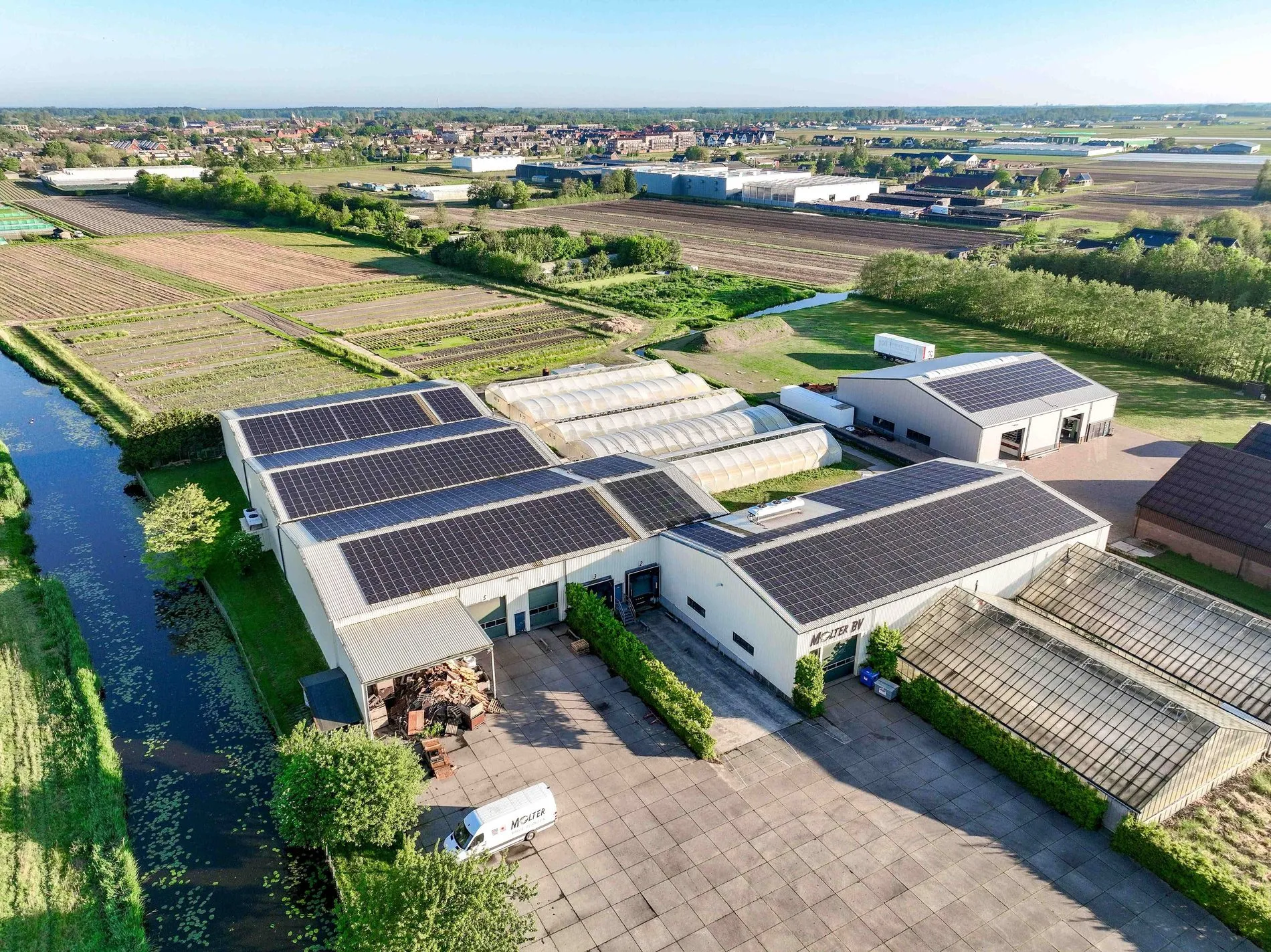 Zonnepanelen op het dak van Molter — 1078 panelen