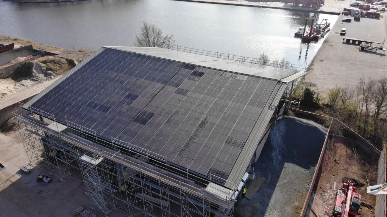 Zonnepanelen op het dak van Ooms Producten — 450 panelen
