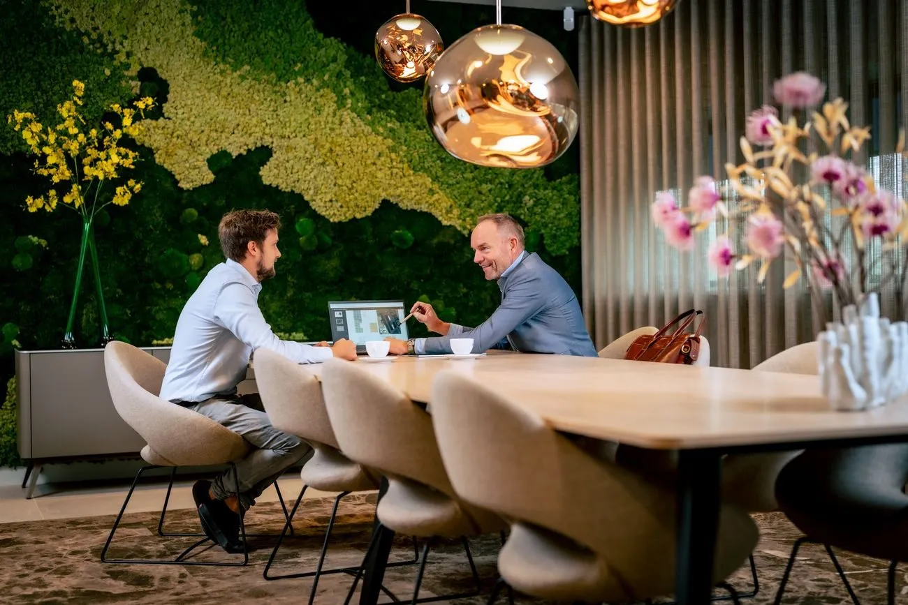 Adviesgesprek bij Sunergetic aan tafel
