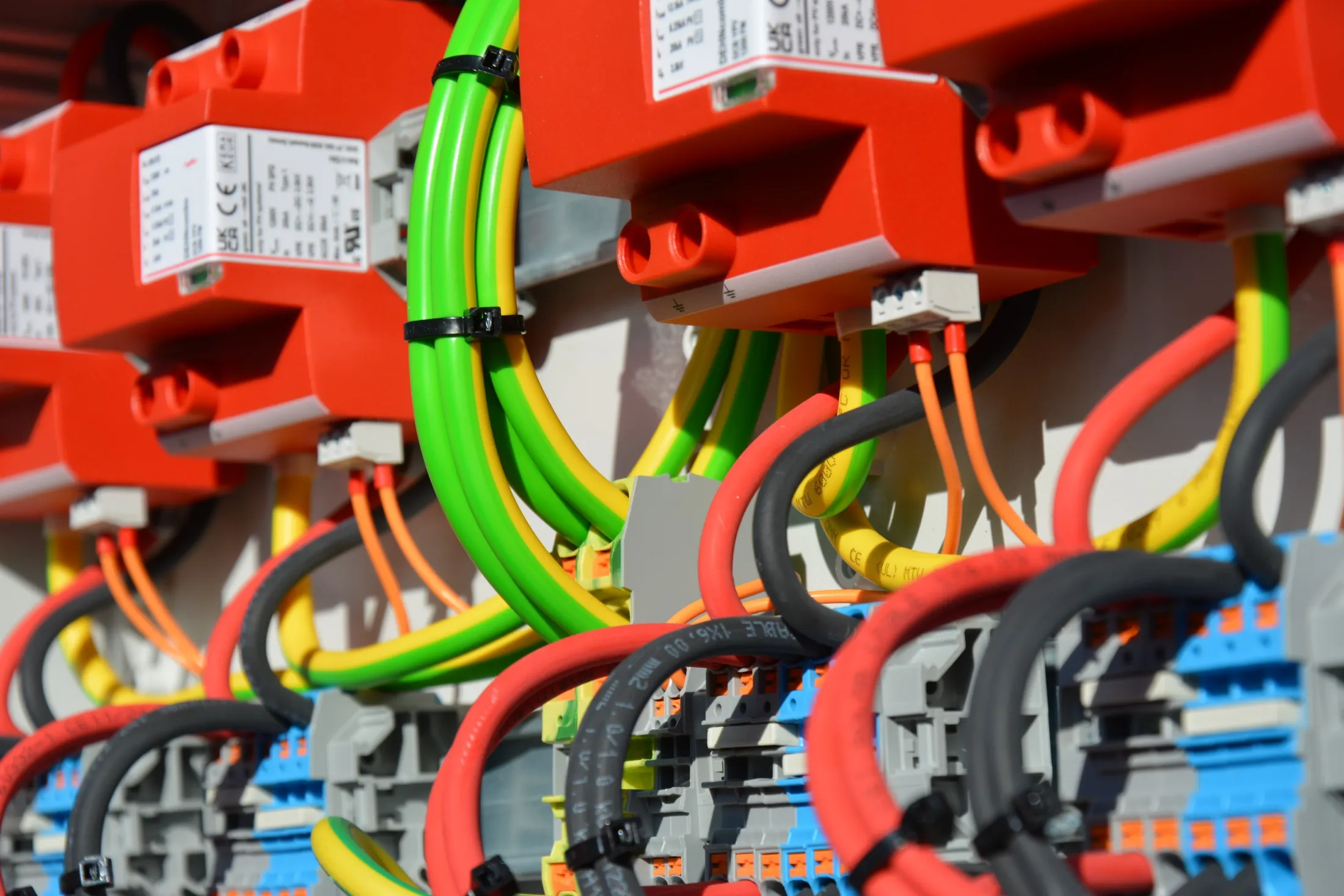 Bekabeling en beveiligingen in een verdeelinrichting van een zonnestroominstallatie